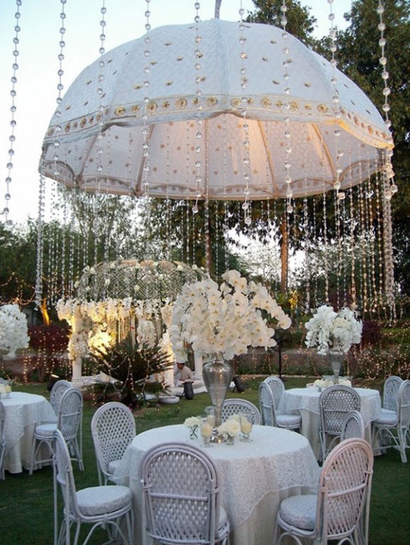 Trang trí tiệc cưới với chiếc ô dù cầm tay vô cùng độc đáo