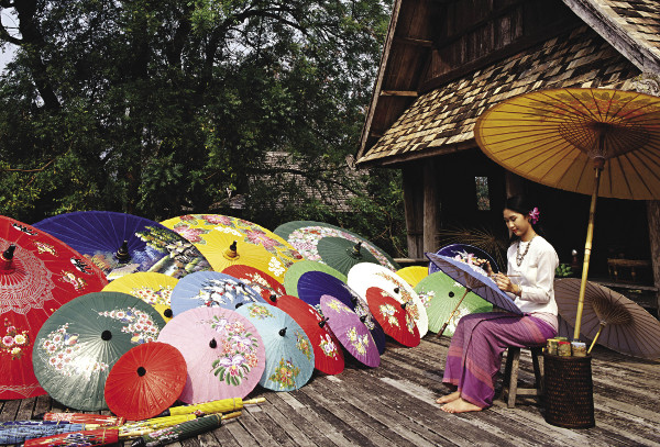 Những chiếc ô dù cầm tay độc đáo ở làng nghề Bosang