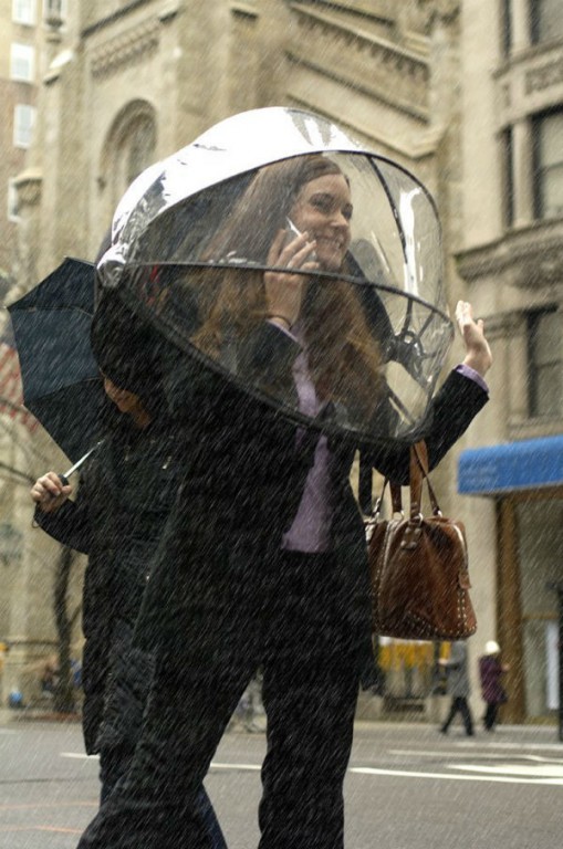 Chiếc ô dù độc đáo không cần tay cầm